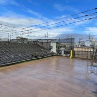大牟田市古町の賃貸物件/バルコニー。ん？実は、半分木造、半分鉄骨造なので、木造の瓦屋根とバルコニーのコラボ。