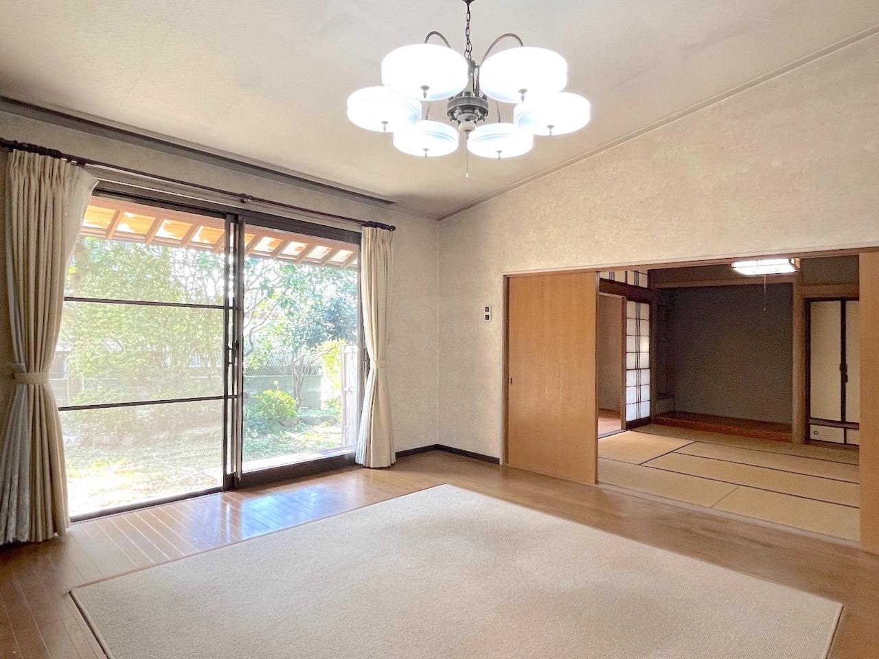 久留米市御井町の売買物件/勾配天井のメインのリビング部分。