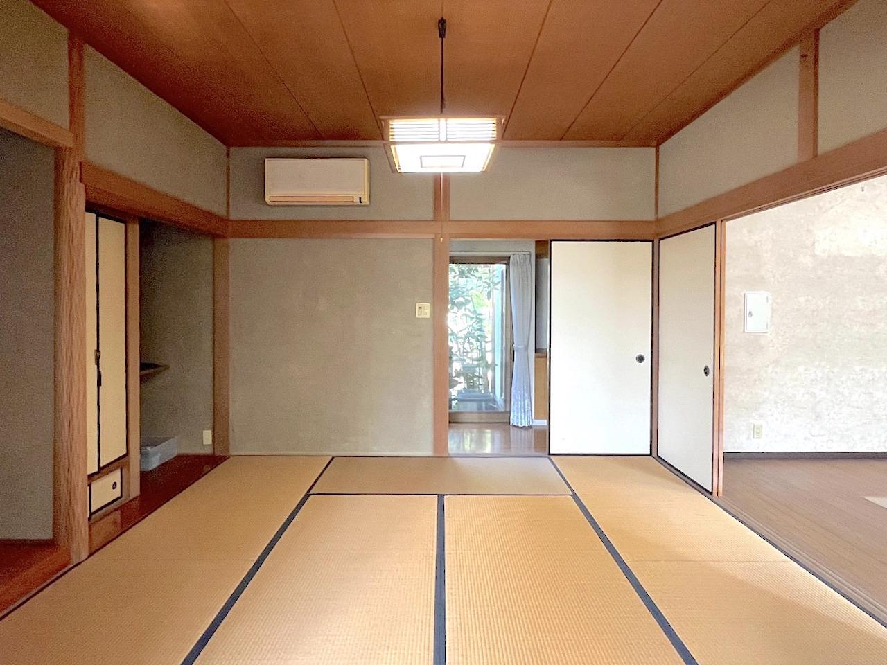 久留米市御井町の売買物件/柱や梁が室内から見える状態に仕上げられた真壁和室。
