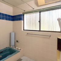 久留米市御井町の売買物件/窓のあるバスルーム。