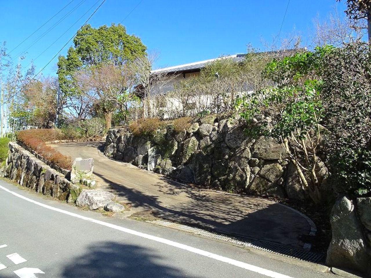 久留米市御井町の売買物件/敷地入り口は斜面になっています。