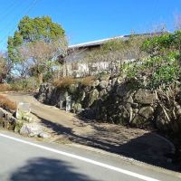 久留米市御井町の売買物件/敷地入り口は斜面になっています。