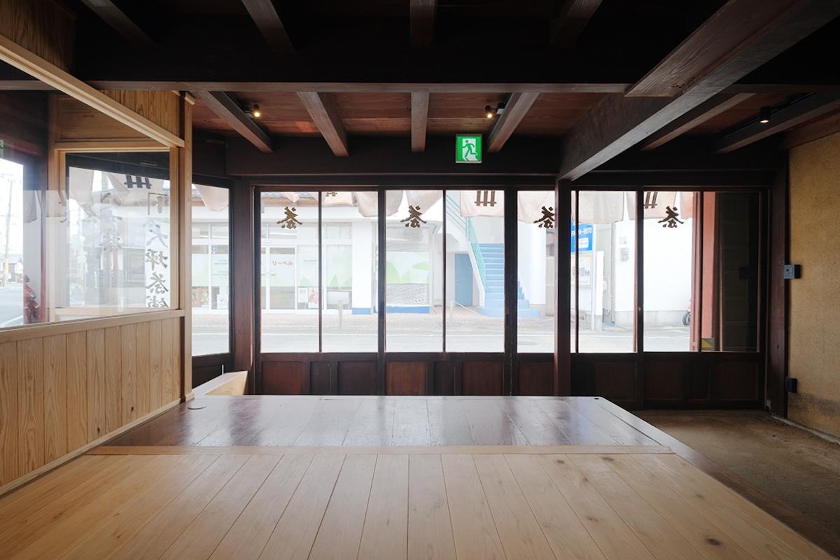 八女市本町の賃貸物件/大開口の掃き出し窓は圧巻。視認性の点ではもちろん、自然光が作り出す雰囲気も魅力大。