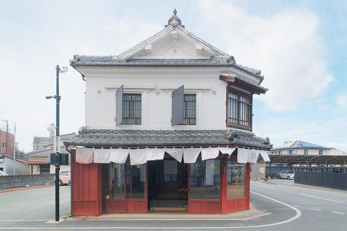八女市本町の賃貸物件/伝統的な漆喰塗りの大壁造。2階に採用された単窓が効いていて、どことなく愛くるしさも感じさせてくれます。