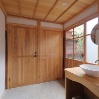 八女市本町の賃貸物件/扉の奥はトイレ。手洗場も含め、雰囲気良く綺麗に改装済みです。