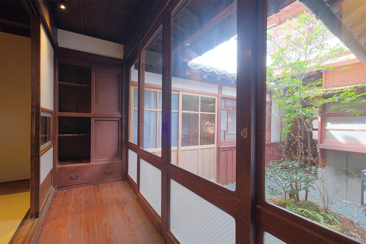 八女市本町の賃貸物件/縁側。奥に長い町家にあって、坪庭と面するスペースは貴重な彩光面なのです。