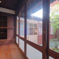 八女市本町の賃貸物件/縁側。奥に長い町家にあって、坪庭と面するスペースは貴重な彩光面なのです。