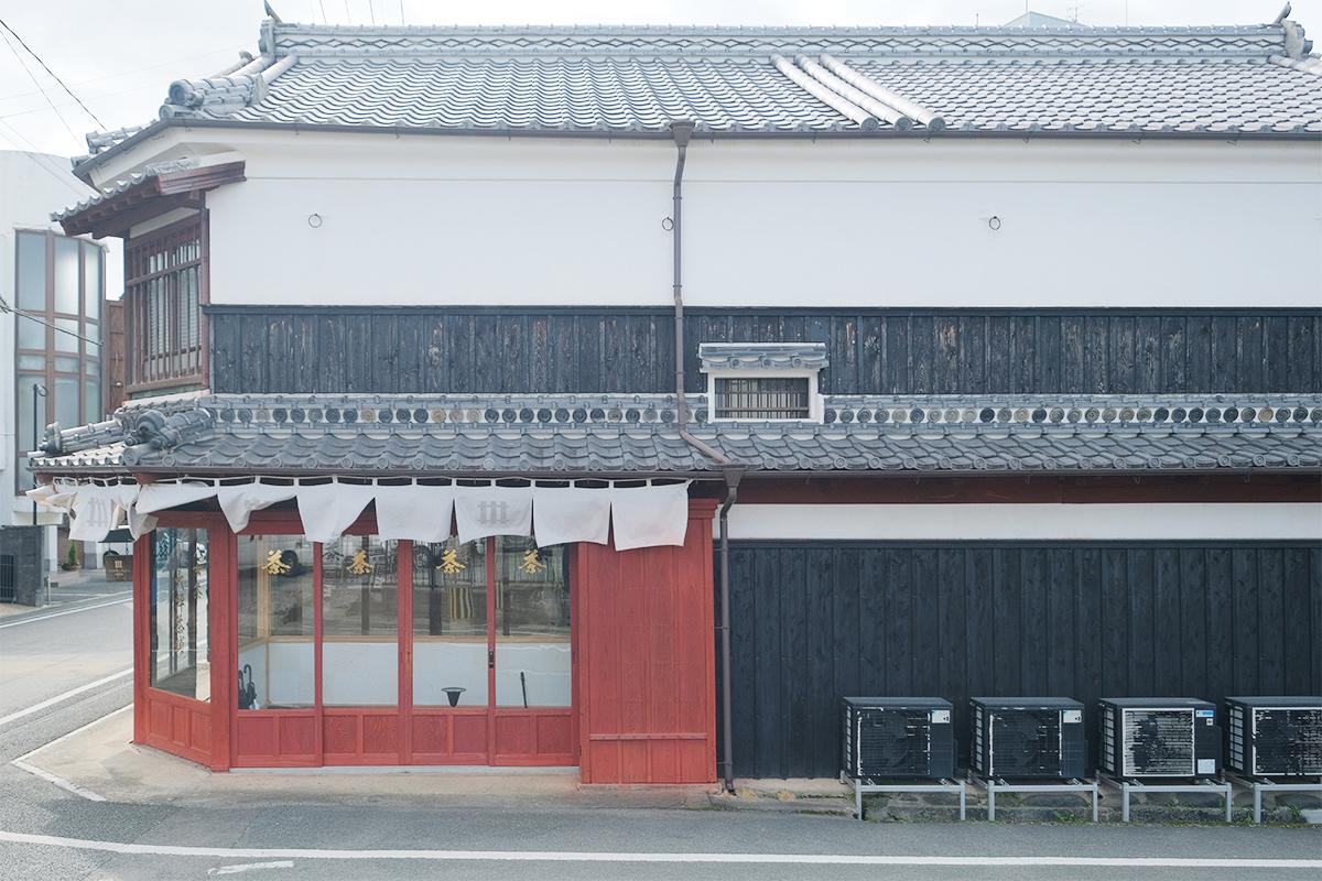 八女市本町の賃貸物件/横顔をどうぞ。両側面の腰には墨色の板がはってあり、良きアクセントに。