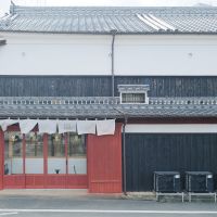 八女市本町の賃貸物件/横顔をどうぞ。両側面の腰には墨色の板がはってあり、良きアクセントに。