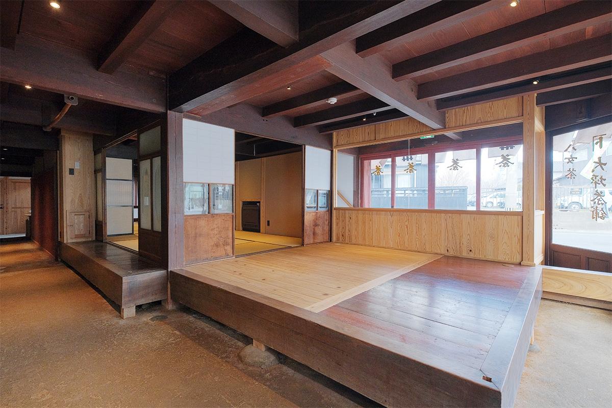 八女市本町の賃貸物件/掃き出し窓はこちら方面にも。角地の恩恵はバッチリです。