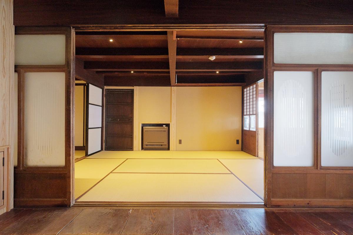 八女市本町の賃貸物件/中央の和室（中ノ間）を横から。天井が低めなところも、個人的にはかわいくて好きです。