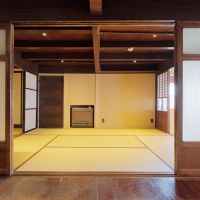 八女市本町の賃貸物件/中央の和室（中ノ間）を横から。天井が低めなところも、個人的にはかわいくて好きです。