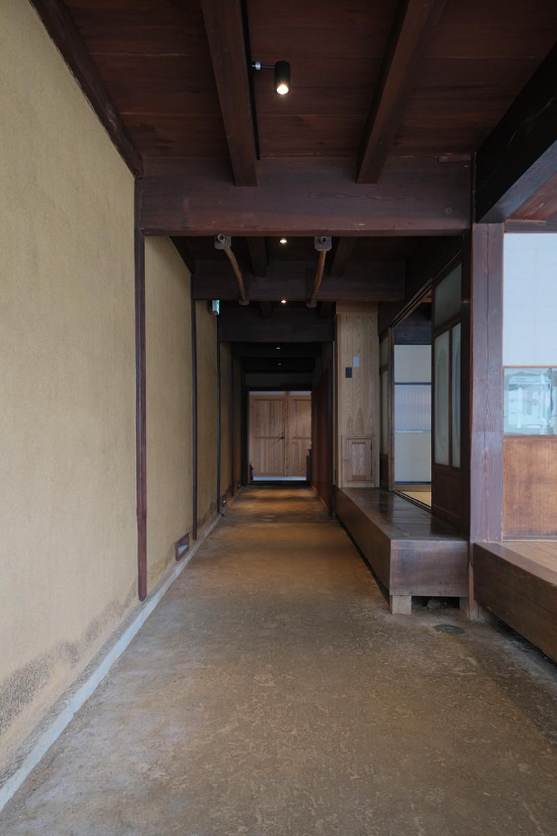 八女市本町の賃貸物件/この土間を「通リニワ」と呼ぶそうです。昔はこの先に「ダイドコ（台所）」があり、住居へと繋がっていたとのこと。
