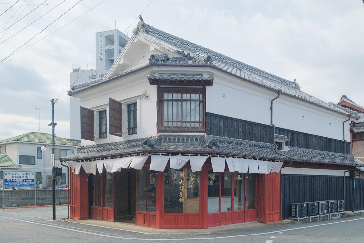 八女市本町の賃貸物件/角地にあってこの佇まい。商人型の居蔵としての歴史を持っています。