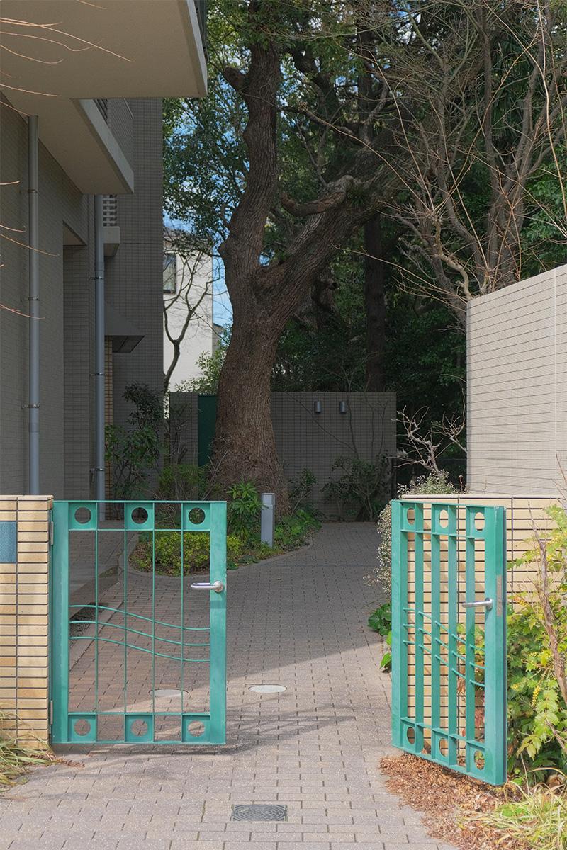 春日市春日原北町の売買物件/マンションアプローチも素敵です。海外テイストの門扉がかわいい。