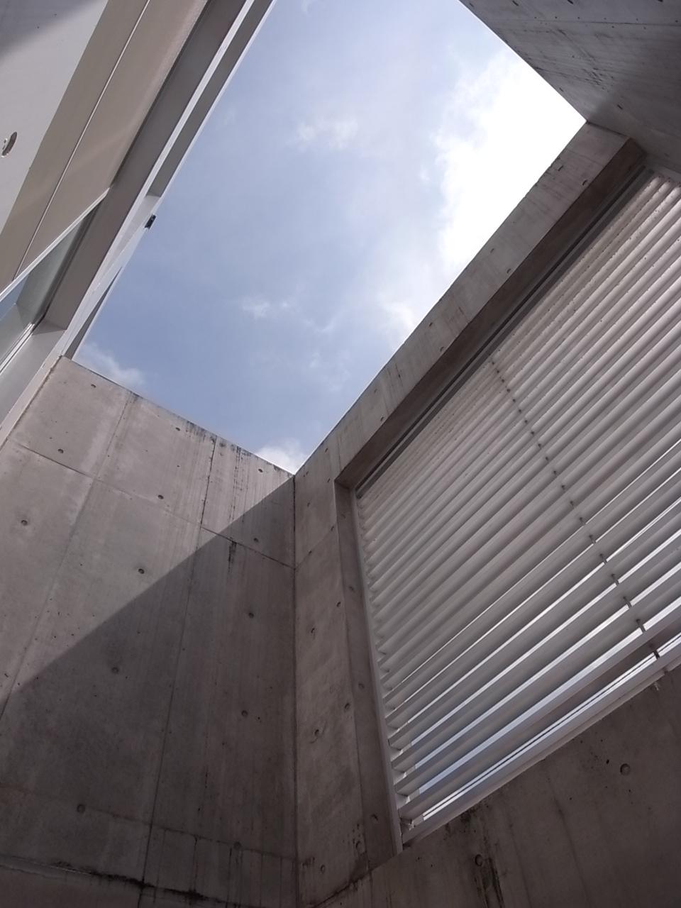 福岡市中央区今川の賃貸物件/ライトコートから上を見ると空が。