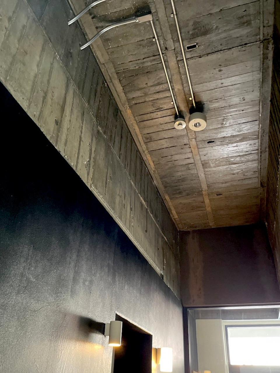 福岡市博多区古門戸町の賃貸物件/エントランスの天井部。躯体に歴史を感じます。
