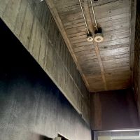 福岡市博多区古門戸町の賃貸物件/エントランスの天井部。躯体に歴史を感じます。