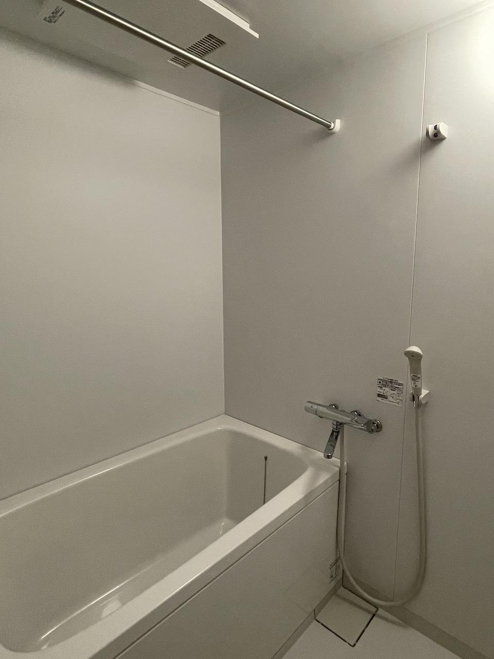 福岡市早良区 西新の賃貸物件/浴室は、あっ、案外普通なのね！余計なものはいらない。鏡もない。