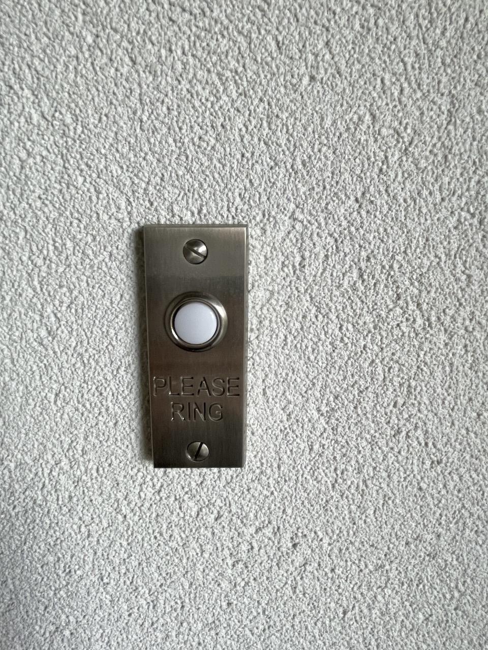 福岡市早良区 西新の賃貸物件/玄関チャイム。可愛すぎる。押さずに、思わず写真撮っちゃうかも。