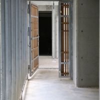 福岡市早良区 西新の賃貸物件/エントランスも格子扉が。木幅がランダムなのがイカしてる。　　