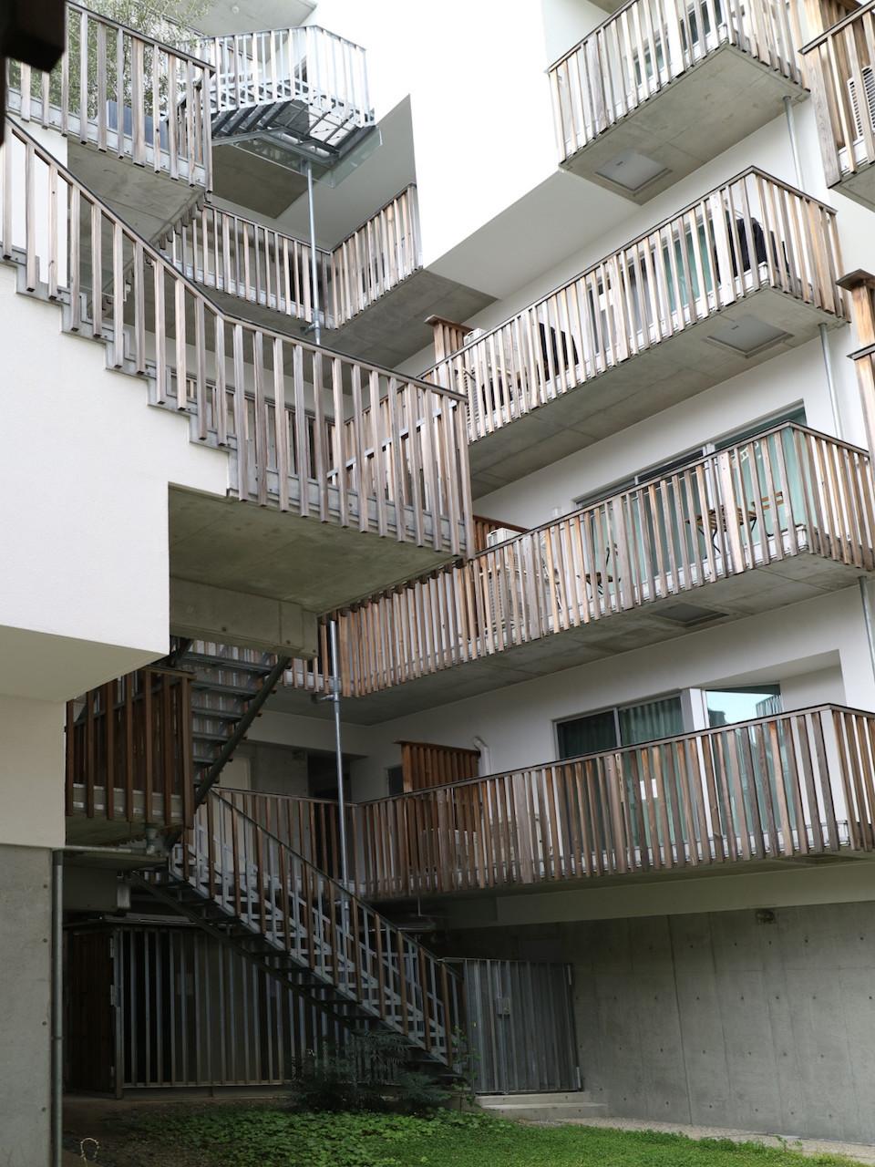 福岡市早良区 西新の賃貸物件/中庭を挟んで反対側にももう１棟。堂々たる存在感。