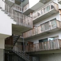 福岡市早良区 西新の賃貸物件/中庭を挟んで反対側にももう１棟。堂々たる存在感。