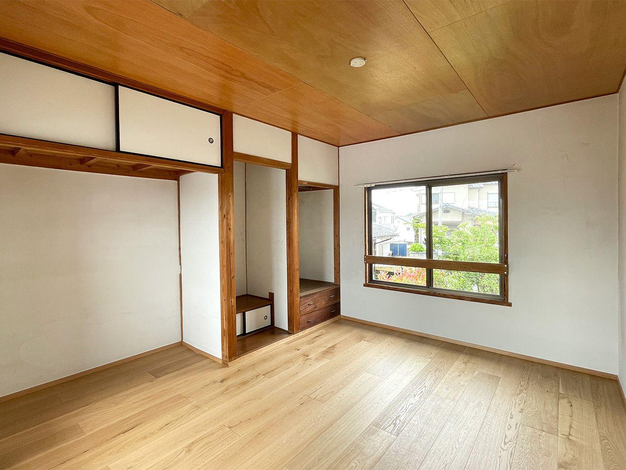 福岡市南区南大橋の賃貸物件/２階洋室。窓からは木々の緑が見えます。