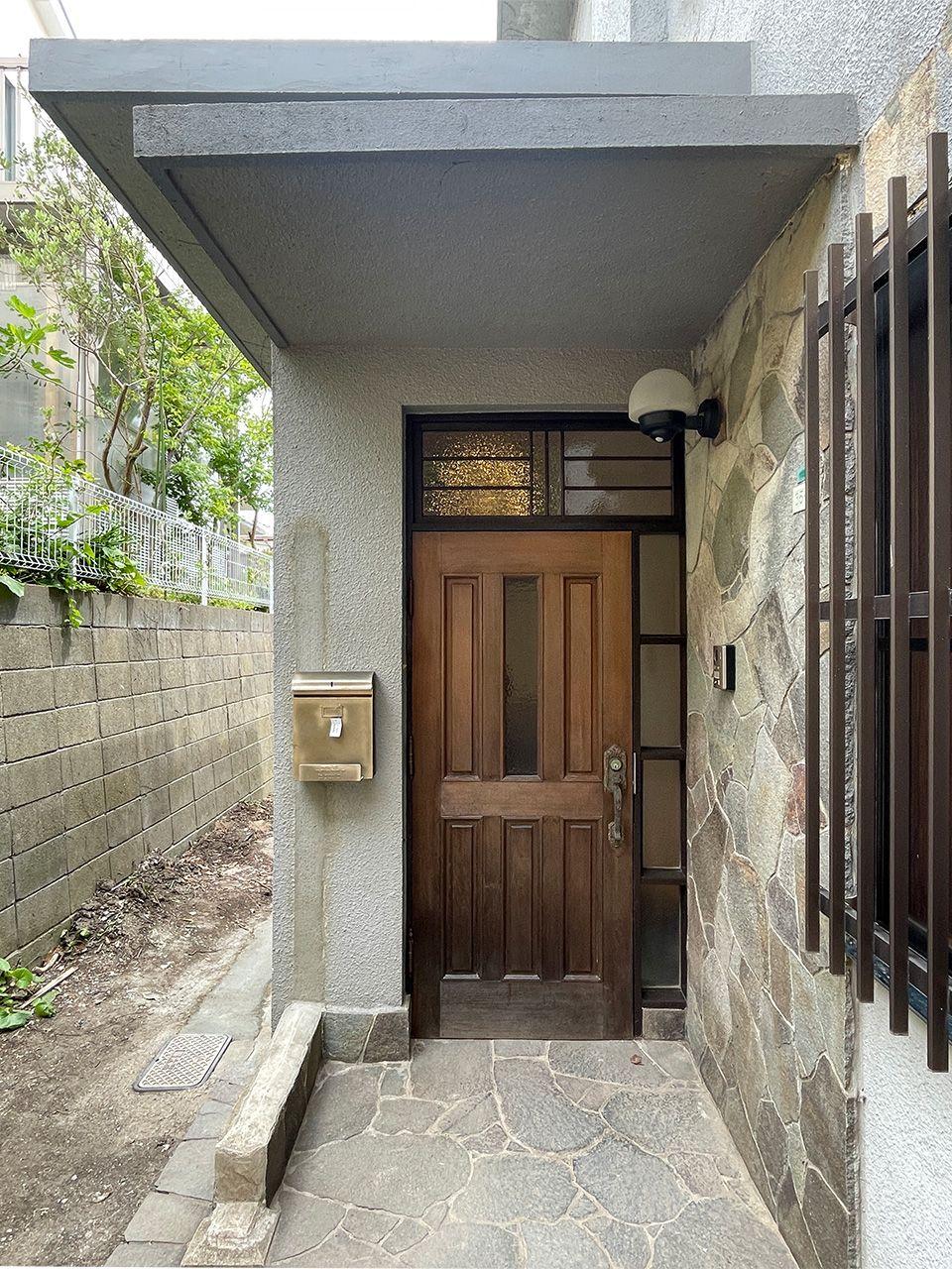 福岡市南区南大橋の賃貸物件/コンクリートと木製の扉がなんともクラシックな感じ
