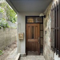 福岡市南区南大橋の賃貸物件/コンクリートと木製の扉がなんともクラシックな感じ