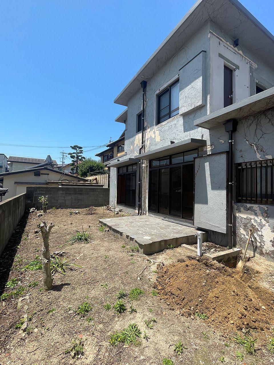 福岡市南区南大橋の賃貸物件/お庭と建物外観。