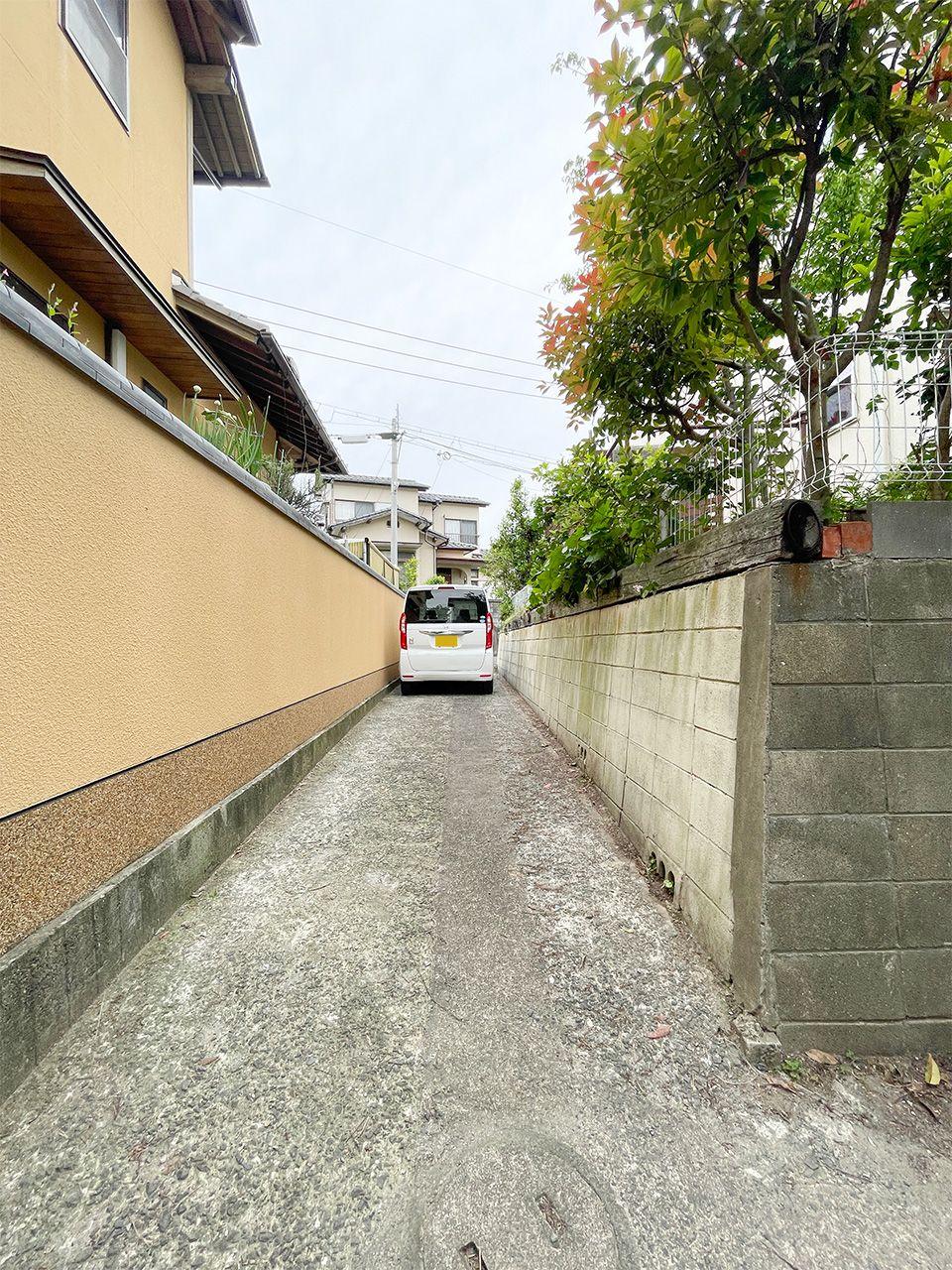 福岡市南区南大橋の賃貸物件/縦列３台可能ですが、幅がご覧の通り。