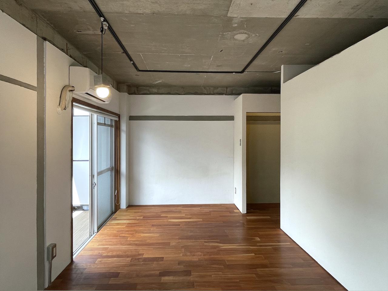 福岡市城南区樋井川の賃貸物件/床はブラックチェリーの無垢材。よく見ると天井の照明もロの字。