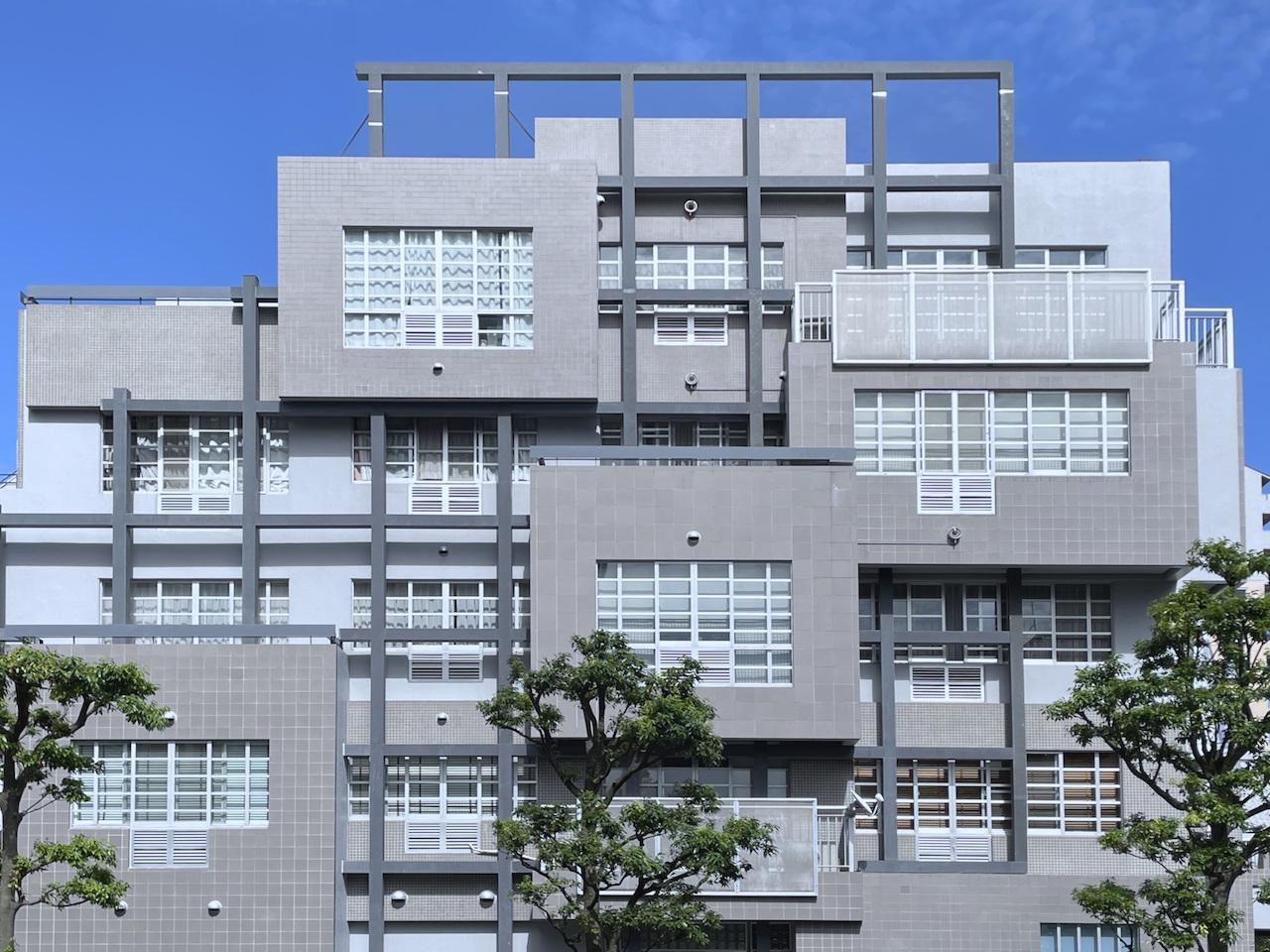 福岡市早良区百道浜の売買物件/10x10の黒いグリッドに様々な形の直方体が嵌合するテーマのファザード。