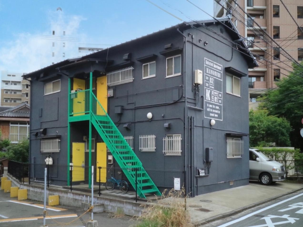 福岡市中央区警固の賃貸物件/黒、黄、緑のカラーリング。目立っています。