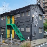 福岡市中央区警固の賃貸物件/黒、黄、緑のカラーリング。目立っています。