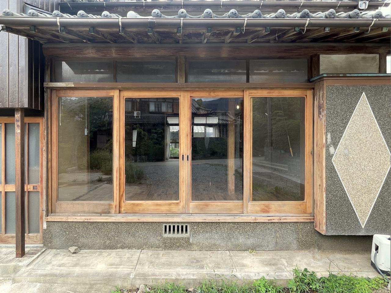 久留米市大橋町の売買物件/縁側の窓。さりげない右手の菱形オシャレじゃない？