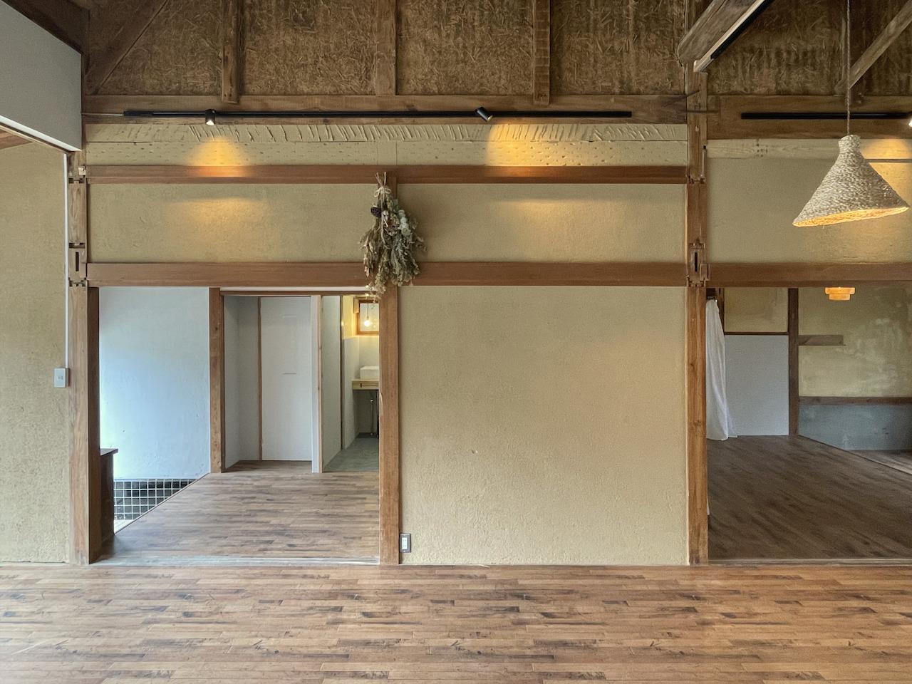 久留米市大橋町の売買物件/落ち着いたトーンの壁と、上部は建築当時のままの土壁。