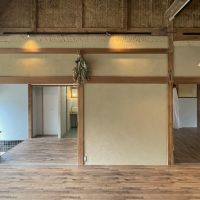 久留米市大橋町の売買物件/落ち着いたトーンの壁と、上部は建築当時のままの土壁。