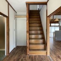久留米市大橋町の売買物件/玄関開けたら階段がお出迎え。