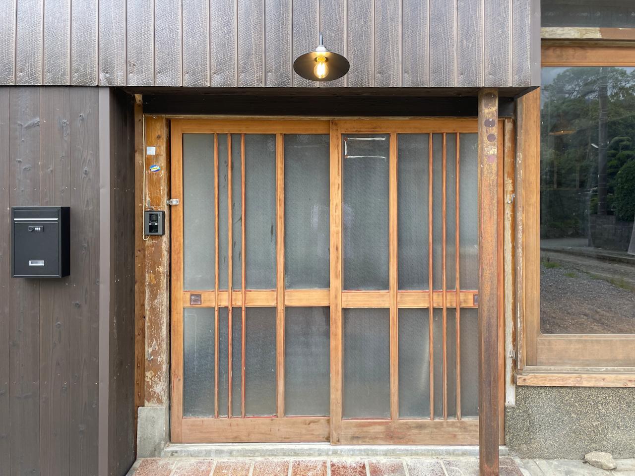 久留米市大橋町の売買物件/玄関は昔ながらのまま。照明が可愛い。