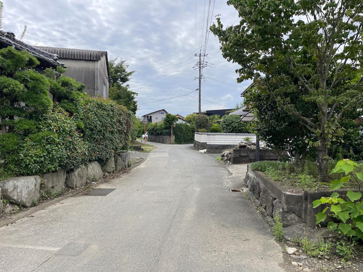 久留米市大橋町の売買物件/目の前の道路。農家のお家が多いです。