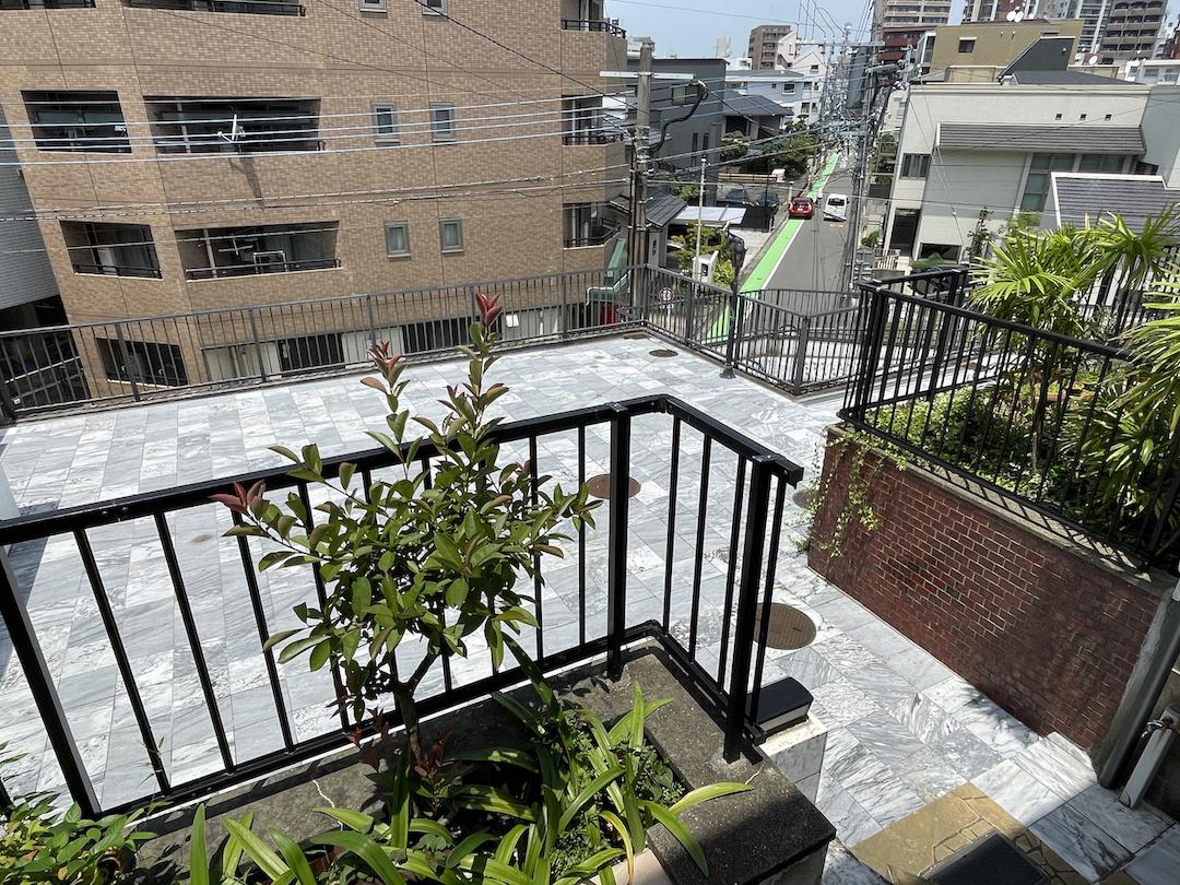 福岡市中央区谷の賃貸物件/玄関前の共用スペース。ゆとりある広さです。