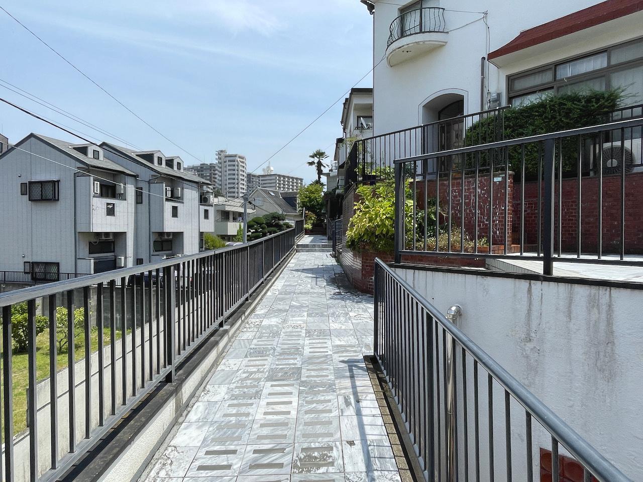 福岡市中央区谷の賃貸物件/まっすぐにのびた通路。綺麗なタイル張りです。