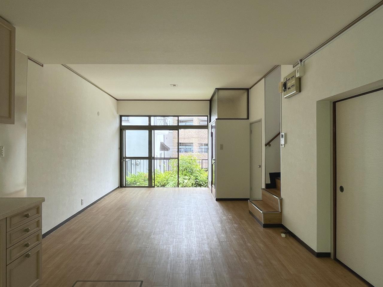 福岡市中央区谷の賃貸物件/LDK。玄関横のガーデンスペースが見えます。