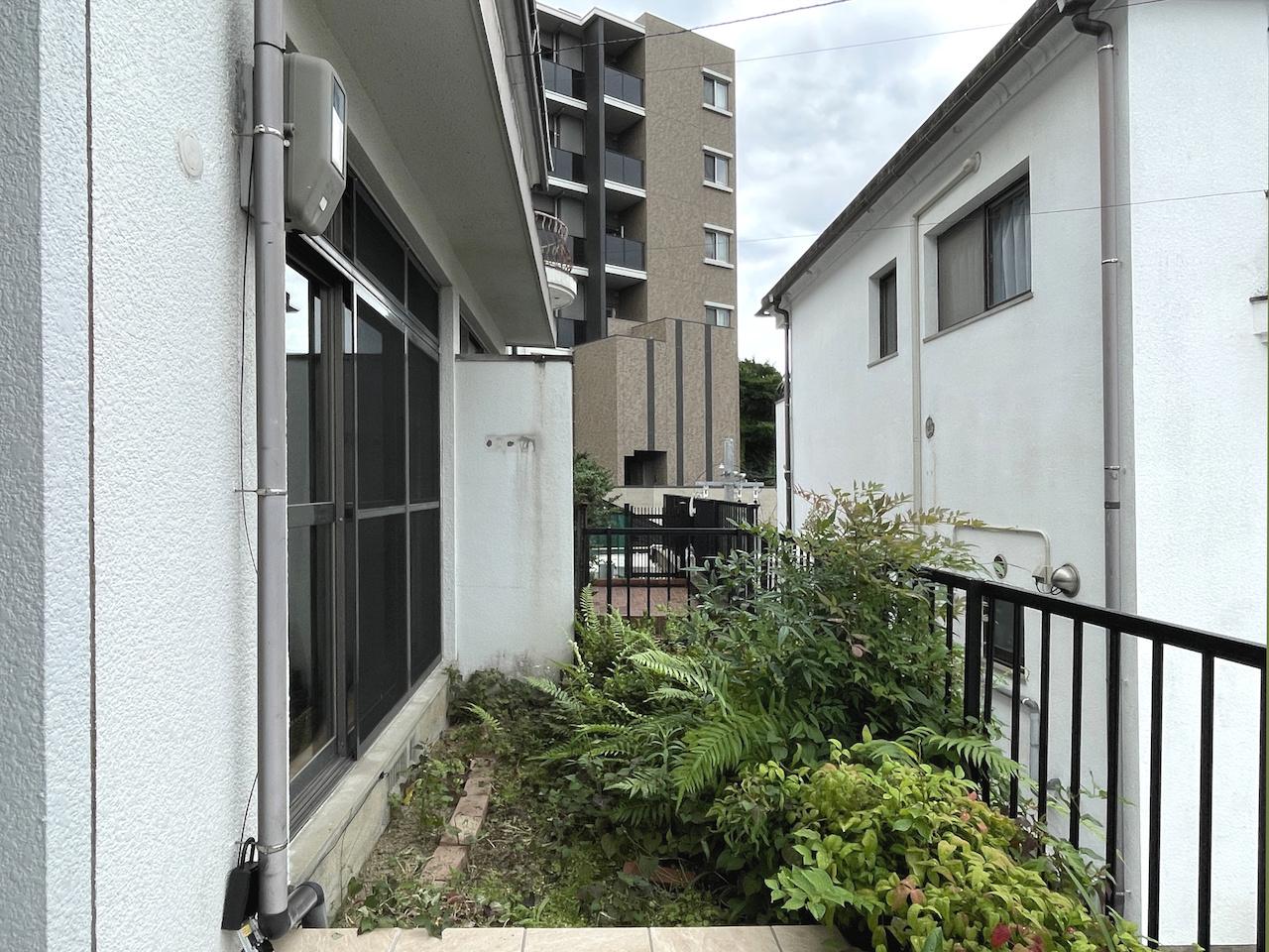 福岡市中央区谷の賃貸物件/玄関横のガーデンスペース。