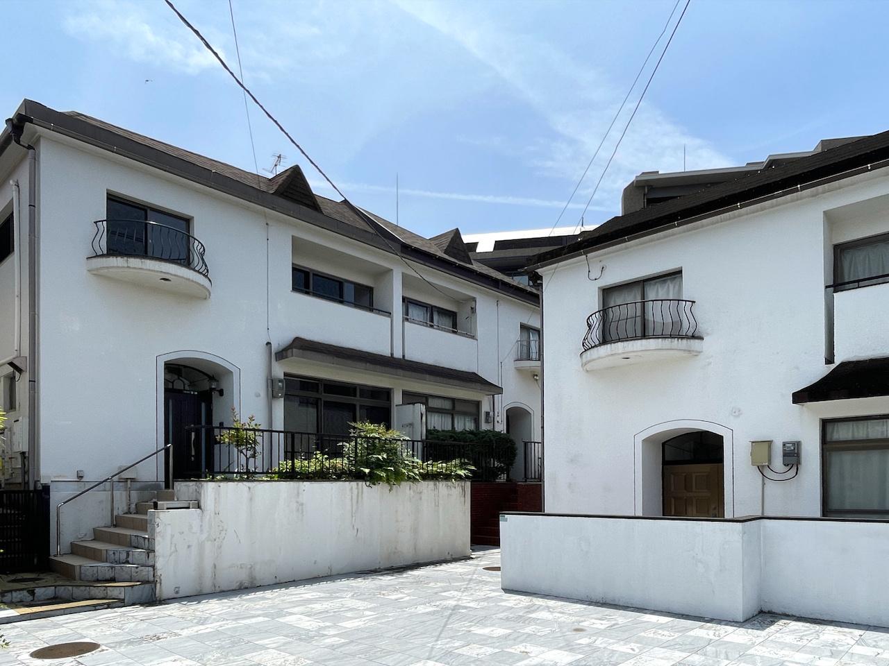 福岡市中央区谷の賃貸物件/左側は本物件。同じような建物がいくつもあります。