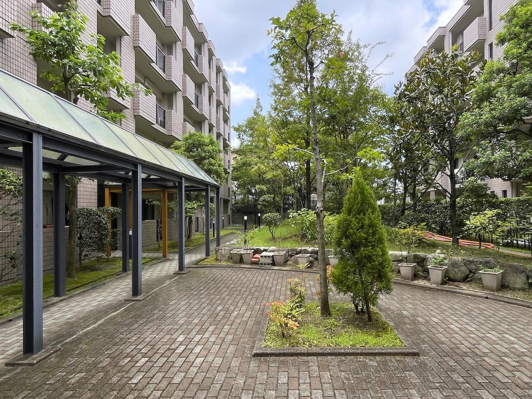 福岡市中央区桜坂の賃貸物件/ちょっとした広場が嬉しい。