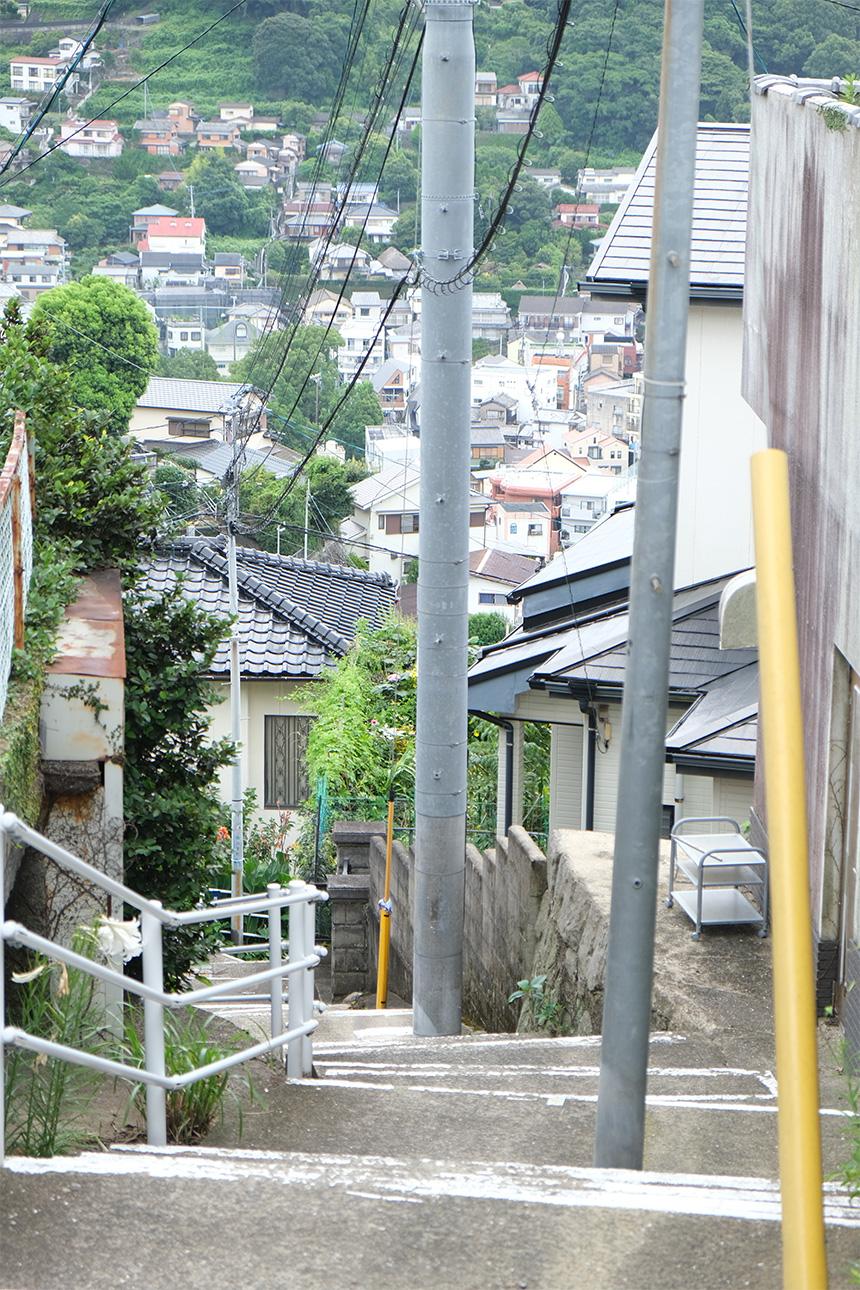 長崎県長崎市西山本町の売買物件/物件前の階段。趣深い光景です。