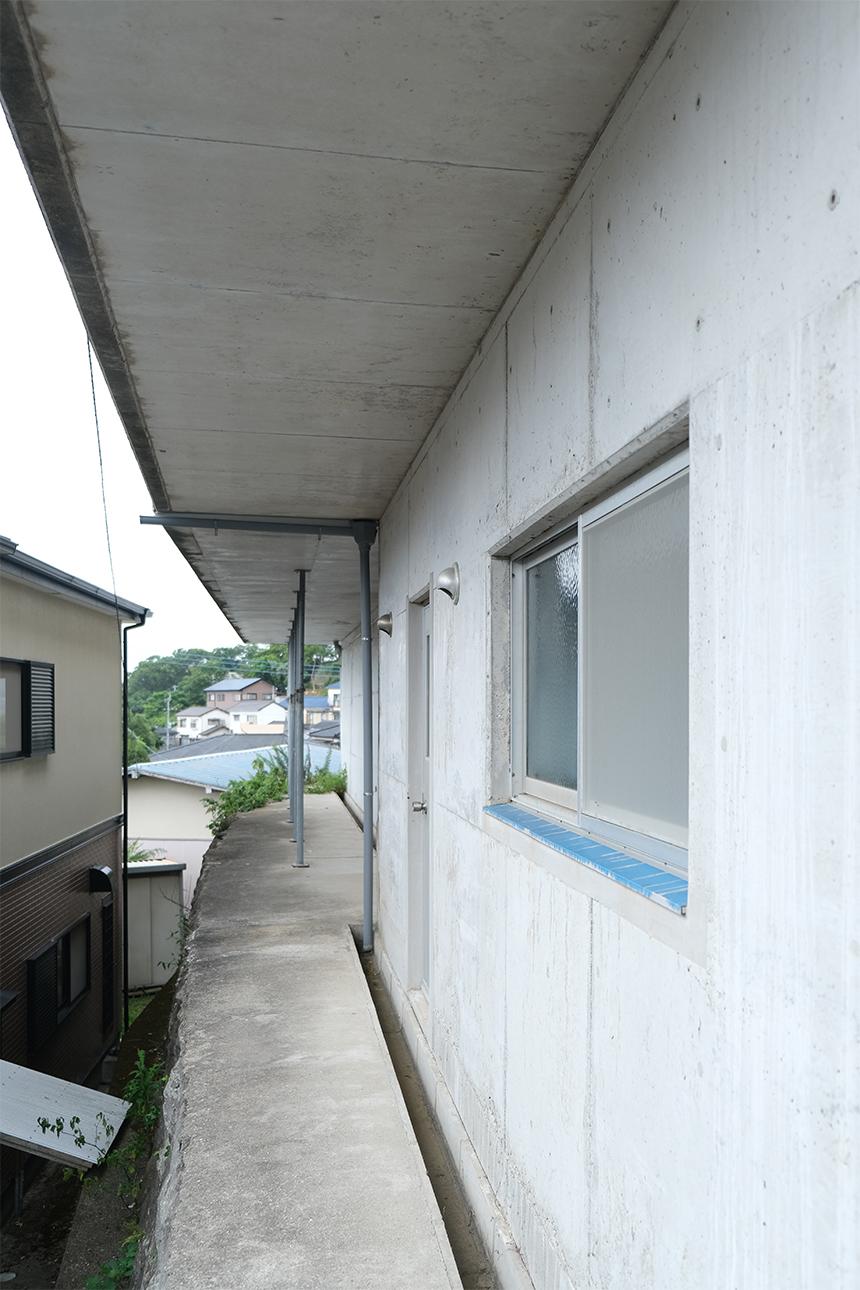長崎県長崎市西山本町の売買物件/擁壁から基礎にかけてのあたりに堀倉庫が。中身は内覧時のお楽しみ。